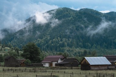 Yağmurdan sonra bulutlu dağ köyü. Yağmurdan sonra dağda sis