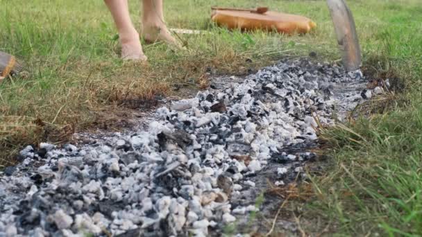 Carbón Caminando Fuego Caminando Persona Descalza Sobre Madera Quemada Brasas — Vídeo de stock
