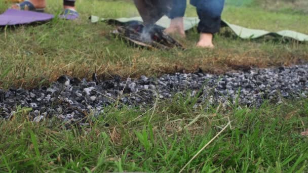 Carbón Caminando Fuego Caminando Persona Descalza Sobre Madera Quemada Brasas — Vídeo de stock