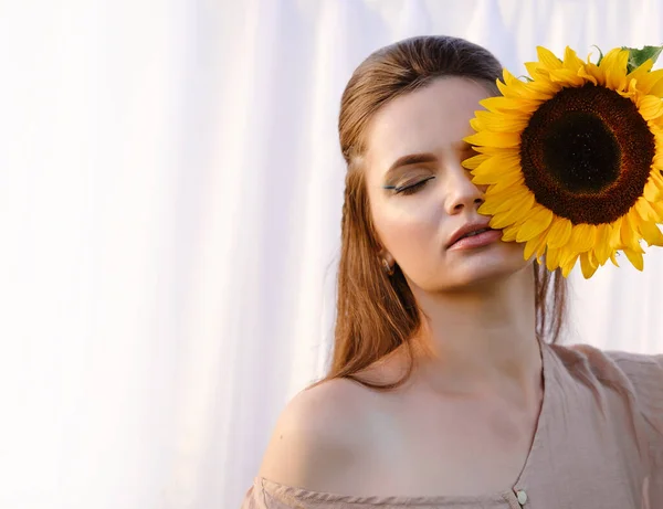 Romantic Woman Sunflowers White Fabric Background Clean Skin Natural Beauty — Stock Photo, Image
