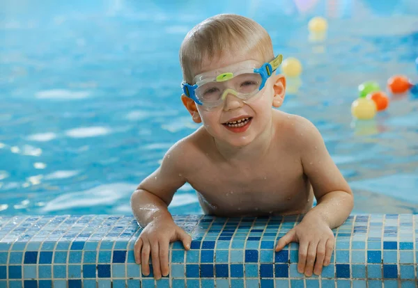 Glückliche Süße Kleinkind Der Nähe Der Pool Seite Lächelnd Brille — Stockfoto