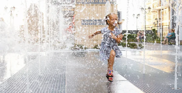 Banner Kind Spielt Brunnen Der Stadt Heißes Sommerwetter Glückliches Mädchen — Stockfoto