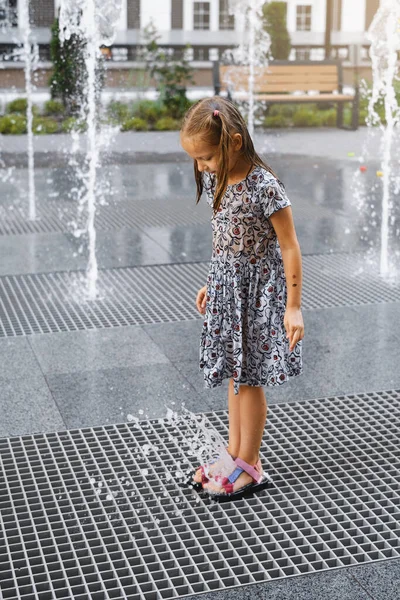 Niño Jugando Fuente Agua Ciudad Tiempo Caluroso Verano Chica Feliz —  Fotos de Stock