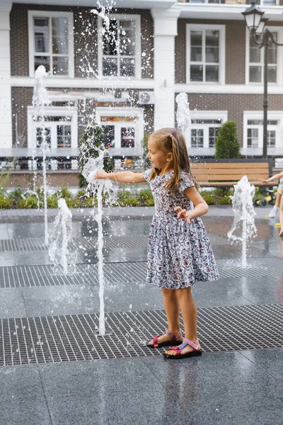 Niño Jugando Fuente Agua Ciudad Tiempo Caluroso Verano Chica Feliz —  Fotos de Stock