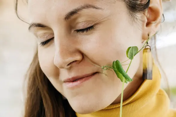 Mujer Feliz Comiendo Brote Recién Cortado Microgreen Primer Plano Joven —  Fotos de Stock