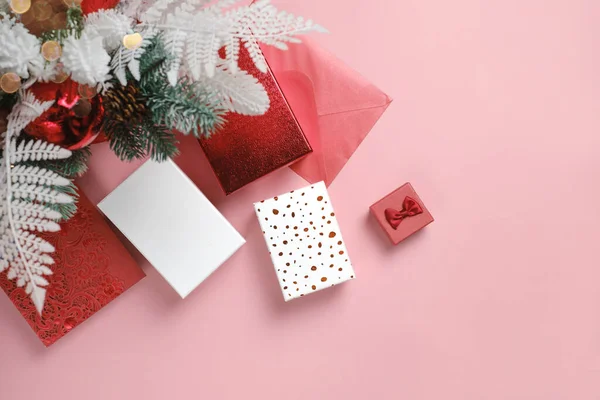 飾られたクリスマスツリーのブルーチの下のギフト ピンクの白と赤のボックス スペースバナーの準備ができて トップビューをコピーします プレゼント付きのお祝いグリッティングカード トップビュー — ストック写真