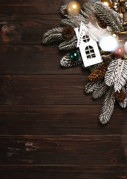 コピースペースとボケで暗い木の背景にクリスマスリース ヴィンテージ 素朴なお祝いの装飾 ブラーとボケのトップビュー — ストック写真