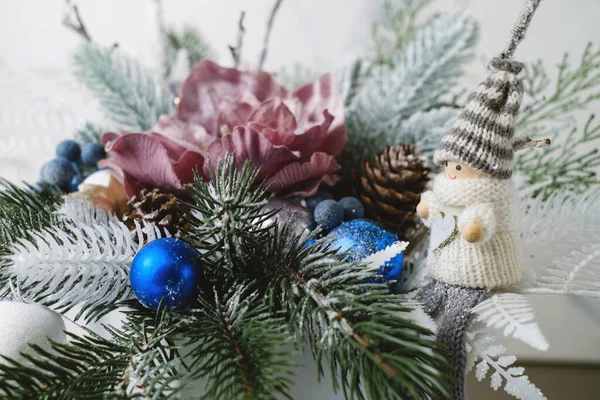 スプルース テーブルの装飾のためのフェルンが付いている箱のクリスマスの構成 青いボブスと雪の束 美しい包装でエルフ 花屋によって組み立て テーブルの上の花の装飾 — ストック写真