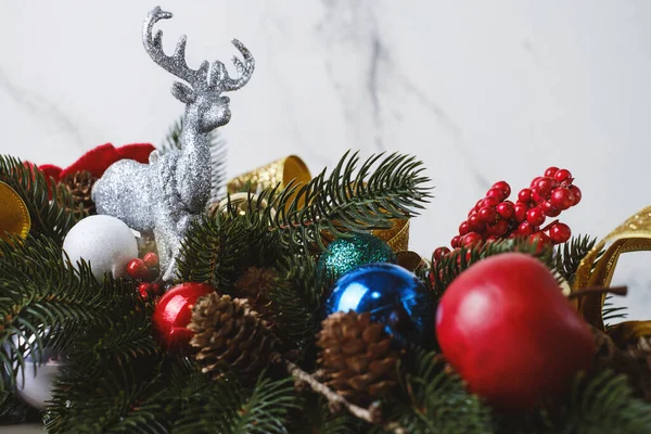 Διακοσμητική Χριστουγεννιάτικη Σύνθεση Από Κλαδιά Ελάτης Για Τραπέζι Τζάκι Τάρανδο — Φωτογραφία Αρχείου