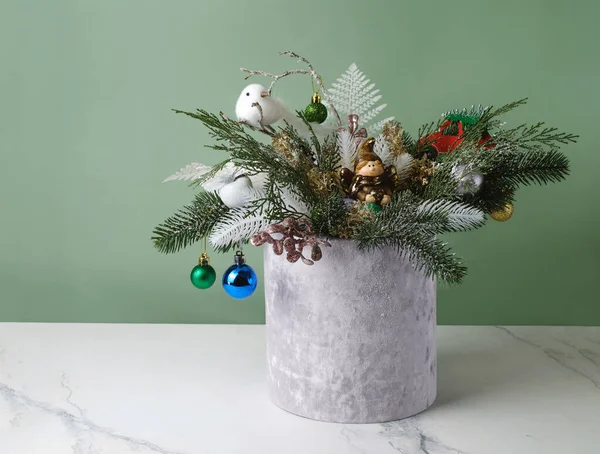 スプルース テーブルの装飾のためのフェルンが付いているビロードの灰色の箱のクリスマスの構成 ボブスと雪の束 花屋によって組み立てられた美しい包装の鳥 テーブルの上の花束の装飾 — ストック写真