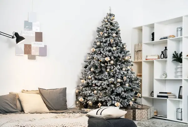 贈り物に囲まれた自宅の居心地の良いクリスマスツリー — ストック写真