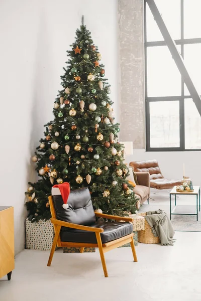 Άνετο Πολυθρόνα Κοντά Χριστουγεννιάτικο Δέντρο Ηλιόλουστο Δωμάτιο Μεγάλα Παράθυρα Καπέλο — Φωτογραφία Αρχείου