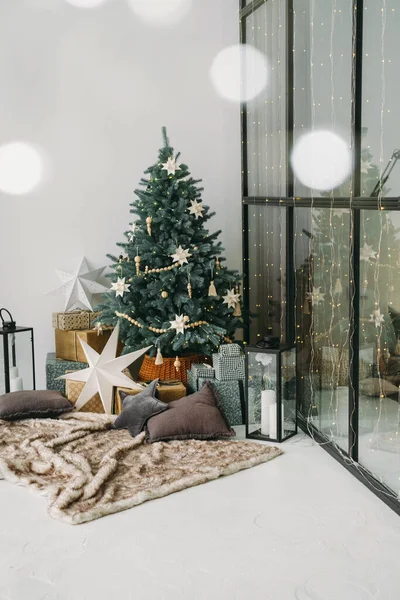 Άνετο Χριστουγεννιάτικο Δέντρο Στο Σπίτι Περιβάλλεται Δώρα — Φωτογραφία Αρχείου