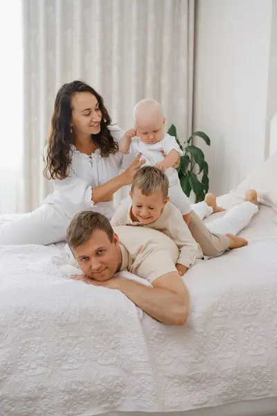 Οικογένεια Δύο Παιδιά Στο Κρεβάτι Διασκεδάζουν Μάθερ Πατέρας Του Μωρού — Φωτογραφία Αρχείου