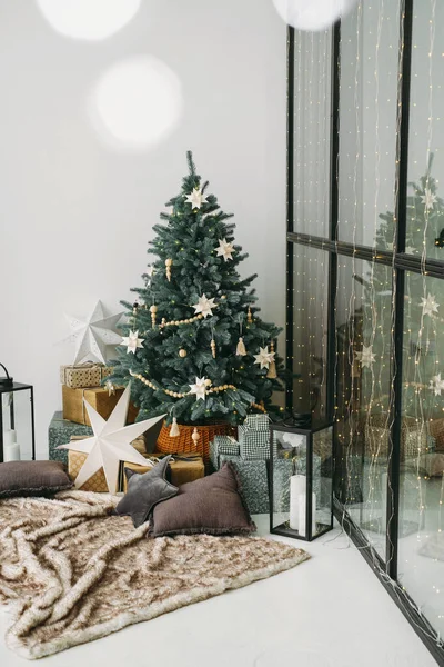 Acogedor Árbol Navidad Casa Rodeado Regalos — Foto de Stock