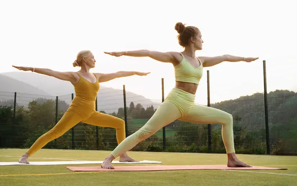 Två Kvinnor Som Gör Yoga Utomhus Mor Och Vuxen Dotter — Stockfoto