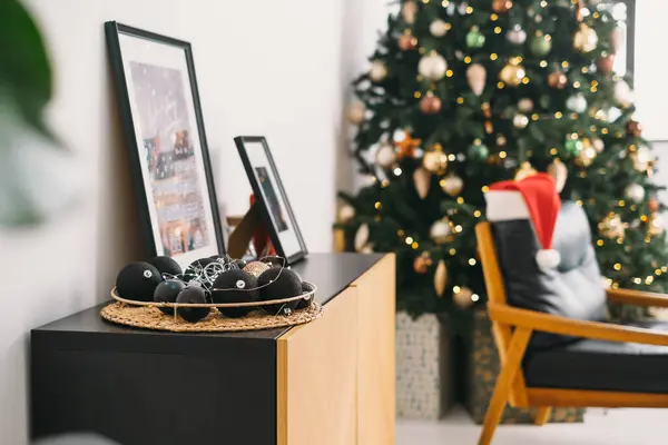 Poltrona Aconchegante Perto Árvore Natal Quarto Ensolarado Com Grandes Janelas — Fotografia de Stock