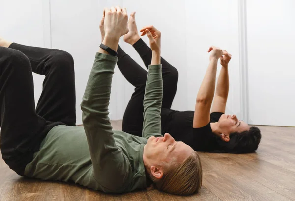 Rehabilitační Cvičení Koncept Fyzikální Terapie Dva Lidé Ležící Zádech Podlaze — Stock fotografie
