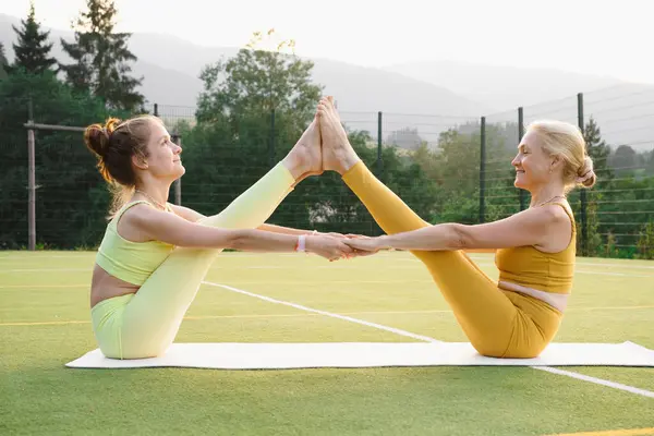 Due Donne Che Fanno Yoga All Aperto Madre Figlia Adulta — Foto Stock