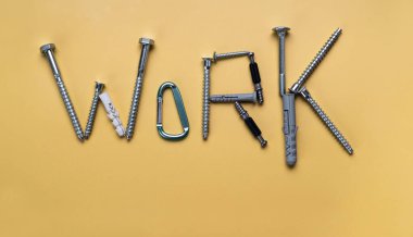 İmza, çivilerden, vidalardan yapılmış kopya alanı olan çerçeve. Sarı arkaplanda pankart