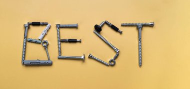 Best 'i imzala, sürgülerden ve vidalardan oluşan bir çerçeve oluştur. Sarı arkaplanda pankart