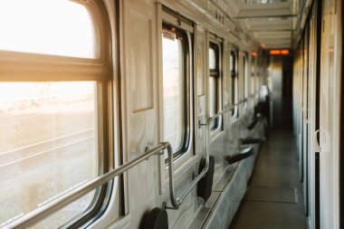 Trenin içi, demiryolu ile seyahat. Gecenin koridoru uyku treni, hiç kimse. Boş vagon, rahat ve rahat yolculuk, pencereden gün batımı ışığı geliyor.. 