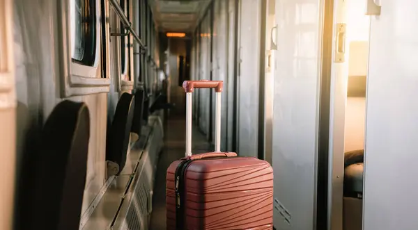 Trendeki Kırmızı Bavul Bagajlar Gece Koridorunda Duruyor Uyku Treni Hiç — Stok fotoğraf
