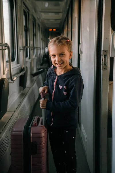Küçük Çocuk Gün Batımında Büyük Bir Bavulla Trene Biniyor Parlak — Stok fotoğraf