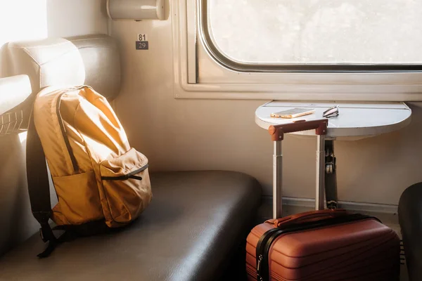 Trendeki Kırmızı Bavul Sırt Çantası Gece Kanepede Duruyor Uyku Treni — Stok fotoğraf