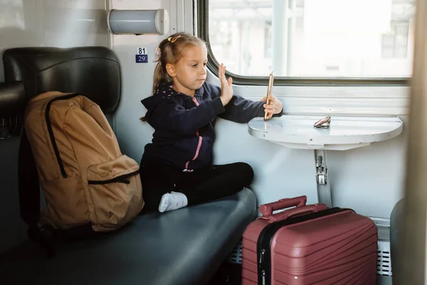 Niño Tren Usando Smartphone Niño Comunica Línea Mientras Viaja Por — Foto de Stock