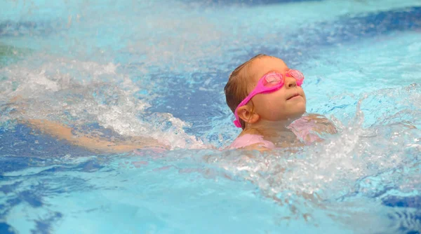 スイミングプールでの子供ダイビング トッドラーの子供が泳ぐことを学んでゴーグルに飛び込んだ 水で楽しんでいる少女 アクアパークで飛び散る — ストック写真