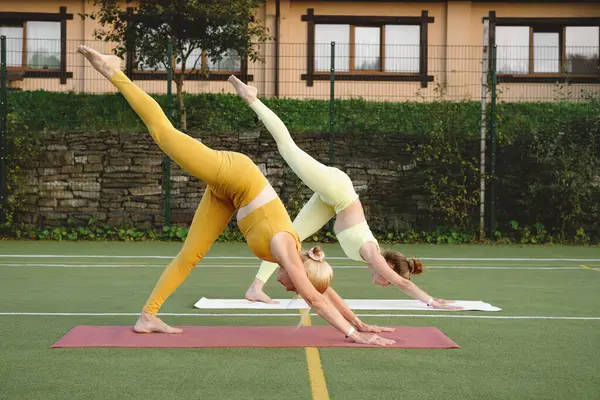 Due Donne Che Fanno Yoga All Aperto Madre Figlia Adulta — Foto Stock