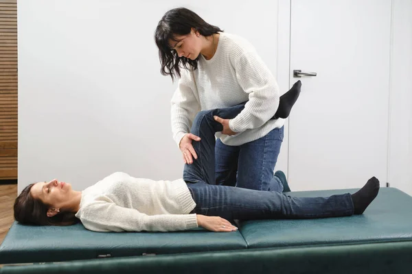 Kolenní Terapie Pacient Fyzioterapii Cvičí Svým Terapeutem Rehabilitační Centrum Alternativní — Stock fotografie