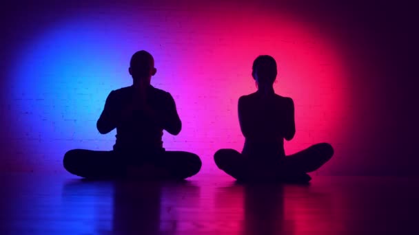 Meditace Temného Pozadí Pár Lotosu Představuje Siluetu Nad Aurou Namaste — Stock video