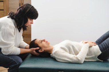 Kadın Osteopat Terapist Hastayı Tedavi ve Teşhis İçin İnceleme Başkanı. Profesyonel bakım ve manüel terapi ile ağrı kesici. Boşluğu kopyala