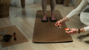 Palo Santo yoga stüdyosundaki sadhu tırnak tahtasında dururken. Tütsü acıyı ve stresi tedavi etmek için kullanılır, temiz negatif enerji. Tören