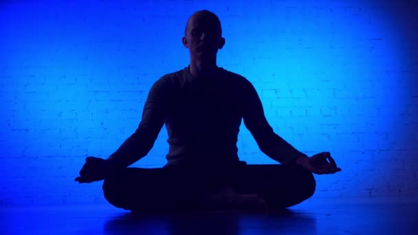 Mens Mediteert Yoga Ontspanning Emotioneel Concept Zelfzorg Voor Lichaam Geest — Stockvideo