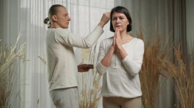 Palo Santo yoga stüdyosundaki sadhu tırnak tahtasında dururken. Tütsü acıyı ve stresi tedavi etmek için kullanılır, temiz negatif enerji. Tören