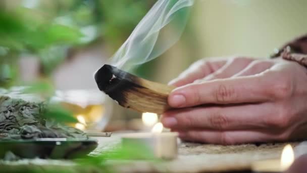 Vrouw Handen Branden Palo Santo Voor Het Ritueel Tafel Met — Stockvideo