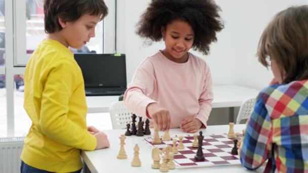 Satranç Oynayan Bir Grup Çocuk Konsantre Olmuş Çoklu Etnik Kökenli — Stok video