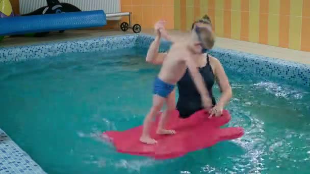 Peuter Kind Leren Duiken Overdekt Zwembad Met Leraar Draaien Mat — Stockvideo