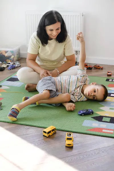 Criança Com Problema Saúde Jogando Carros Brinquedo Com Mãe Casa — Fotografia de Stock