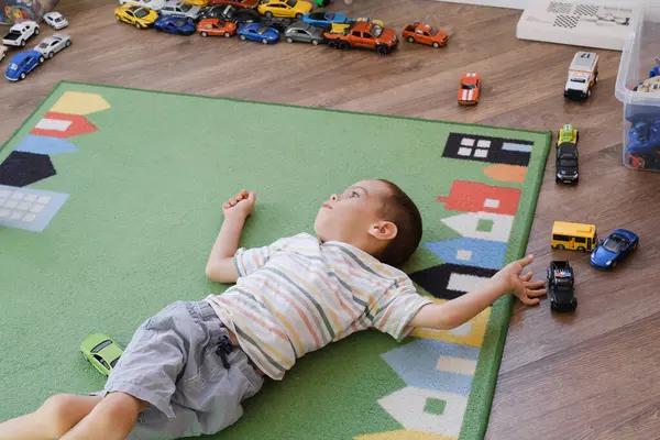 Criança Com Paralisia Cerebral Brincando Tapete Divertindo Criança Com Problemas — Fotografia de Stock