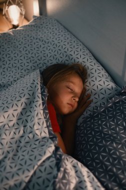 Geceleri uyuyan çocuk. Çocuklar için rahat bir yatak. Küçük kız mışıl mışıl uyuyor, uykuya dalıyor, sağlıklı alışkanlıklar ve rahat bir yatak. 