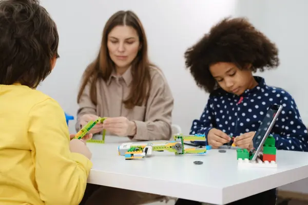 Crianças Multiétnicas Aula Stem Construindo Robô Sala Aula Com Professora — Fotografia de Stock