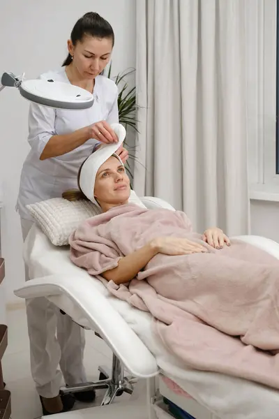 Mujer Feliz Cosmetólogo Antes Atención Procedimiento Tratamiento Clínica Estética Moderna — Foto de Stock