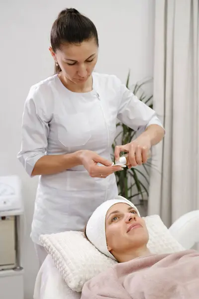 Cosmetólogo Limpieza Piel Con Almohadilla Algodón Cuidado Procedimiento Tratamiento Clínica — Foto de Stock