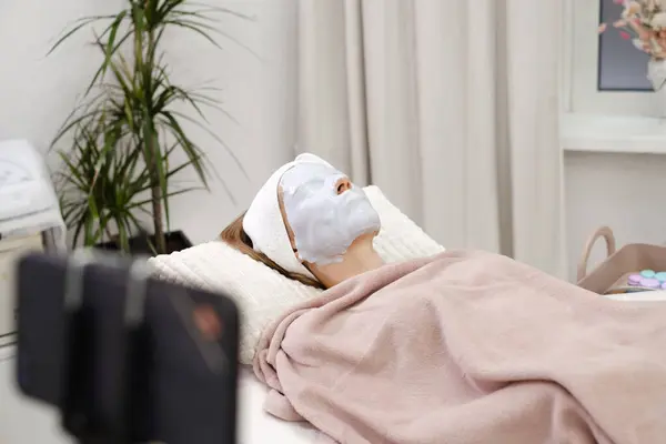 Cosmetologo Applicare Maschera Cutanea Con Pennello Cura Procedura Trattamento Nella — Foto Stock