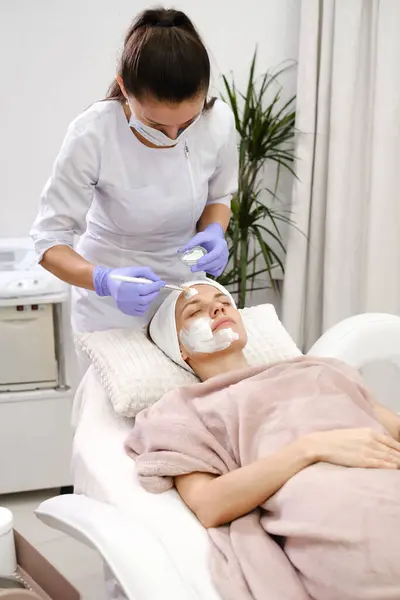 Cosmetólogo Aplicar Mascarilla Piel Con Cepillo Cuidado Procedimiento Tratamiento Clínica — Foto de Stock