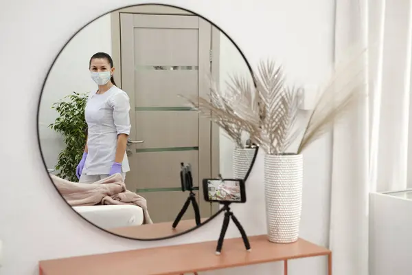 Cosmetologo Studio Dottori Vista Sebbene Procedura Bellezza Scorrente Smartphone Specchio — Foto Stock